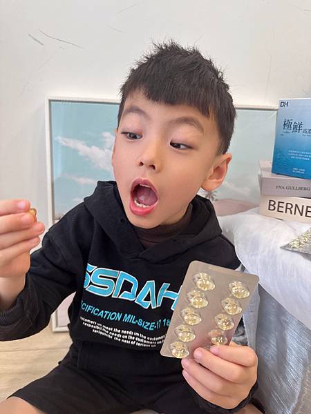 ✨極鮮高濃度魚油-來自挪威的頂級新鮮魚油🐟✨✅提供人體黃金比例 → EPA：DHA = 3：2，SGS檢驗 Omega-3 含量高達94%，業界最低氧化指標✅天然rTG型式，小分子好吸收✅榮獲4大永續認證 → 配額管理、不過度捕撈✅鋁片密封、獨立包裝，維持魚油新鮮度