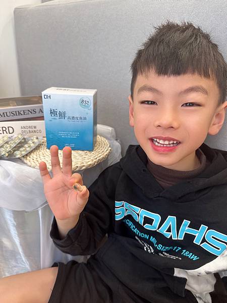 ✨極鮮高濃度魚油-來自挪威的頂級新鮮魚油🐟✨✅提供人體黃金比例 → EPA：DHA = 3：2，SGS檢驗 Omega-3 含量高達94%，業界最低氧化指標✅天然rTG型式，小分子好吸收✅榮獲4大永續認證 → 配額管理、不過度捕撈✅鋁片密封、獨立包裝，維持魚油新鮮度