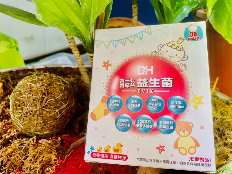 ✨第三代愛藻益-三重防護✨第➊重-築起防護牆-改變細菌叢生態🛡✅五項專利八株益生菌✅五項專利益生質第➋重-增強體力🌞✅陽光維生素D3,2包含高單位800IU✅50項專利葡聚多醣體✅抗氧化-維生素C第❸重-滋補強身💪✅50項專利乳鐵蛋白✅專利初乳蛋白IgG 🥛✅專利燕窩胜肽 ⭐高單位800IU維生素D3 +C+益生菌配方,全家人健康維持的後盾,寶寶吃也好安心❤️