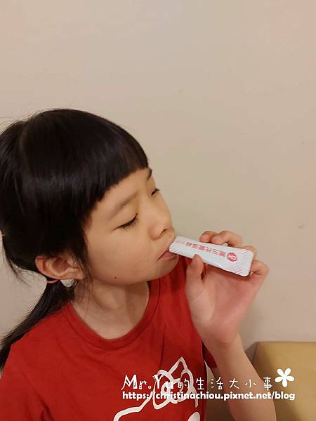 ✨第三代愛藻益-三重防護✨第➊重-築起防護牆-改變細菌叢生態🛡✅五項專利八株益生菌✅五項專利益生質第➋重-增強體力🌞✅陽光維生素D3，2包含高單位800IU✅50項專利葡聚多醣體✅抗氧化-維生素C第❸重-滋補強身💪✅50項專利乳鐵蛋白✅專利初乳蛋白IgG 🥛✅專利燕窩胜肽 ⭐高單位800IU維生素D3 +C+益生菌配方，全家人健康維持的後盾，寶寶吃也好安心❤️