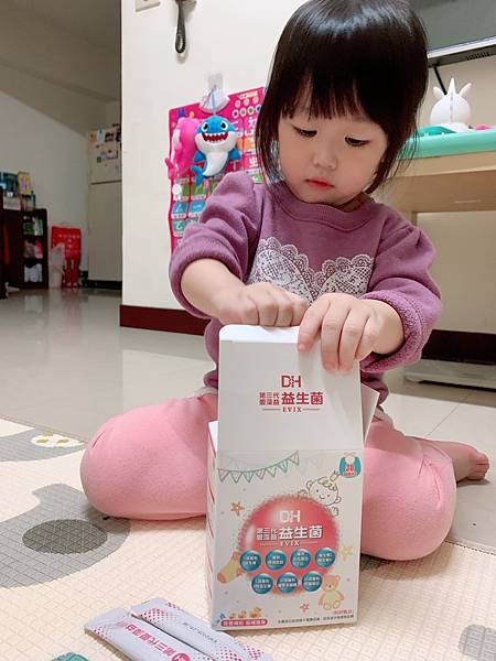 ✨第三代愛藻益-三重防護✨第➊重-築起防護牆-改變細菌叢生態🛡✅五項專利八株益生菌✅五項專利益生質第➋重-增強體力🌞✅陽光維生素D3,2包含高單位800IU✅50項專利葡聚多醣體✅抗氧化-維生素C第❸重-滋補強身💪✅50項專利乳鐵蛋白✅專利初乳蛋白IgG 🥛✅專利燕窩胜肽 ⭐高單位800IU維生素D3 +C+益生菌配方,全家人健康維持的後盾,兒童吃也好安心❤️