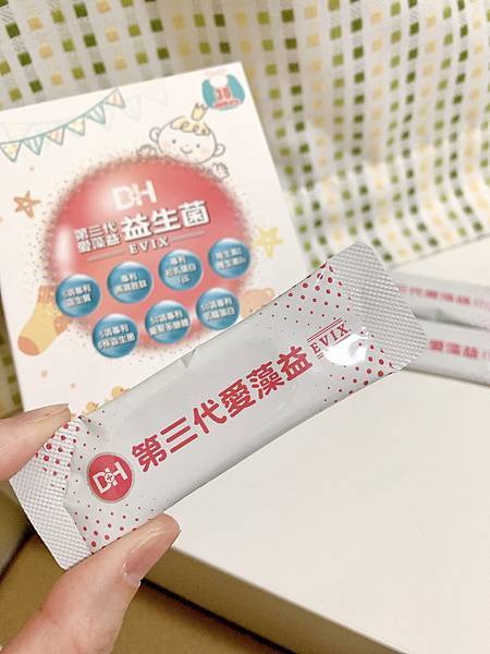 ✨第三代愛藻益-三重防護✨第➊重-築起防護牆-改變細菌叢生態🛡✅五項專利八株益生菌✅五項專利益生質第➋重-增強體力🌞✅陽光維生素D3,2包含高單位800IU✅50項專利葡聚多醣體✅抗氧化-維生素C第❸重-滋補強身💪✅50項專利乳鐵蛋白✅專利初乳蛋白IgG 🥛✅專利燕窩胜肽 ⭐高單位800IU維生素D3 +C+益生菌配方,全家人健康維持的後盾,兒童吃也好安心❤️