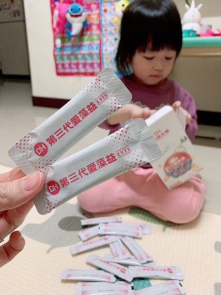 ✨第三代愛藻益-三重防護✨第➊重-築起防護牆-改變細菌叢生態🛡✅五項專利八株益生菌✅五項專利益生質第➋重-增強體力🌞✅陽光維生素D3,2包含高單位800IU✅50項專利葡聚多醣體✅抗氧化-維生素C第❸重-滋補強身💪✅50項專利乳鐵蛋白✅專利初乳蛋白IgG 🥛✅專利燕窩胜肽 ⭐高單位800IU維生素D3 +C+益生菌配方,全家人健康維持的後盾,兒童吃也好安心❤️