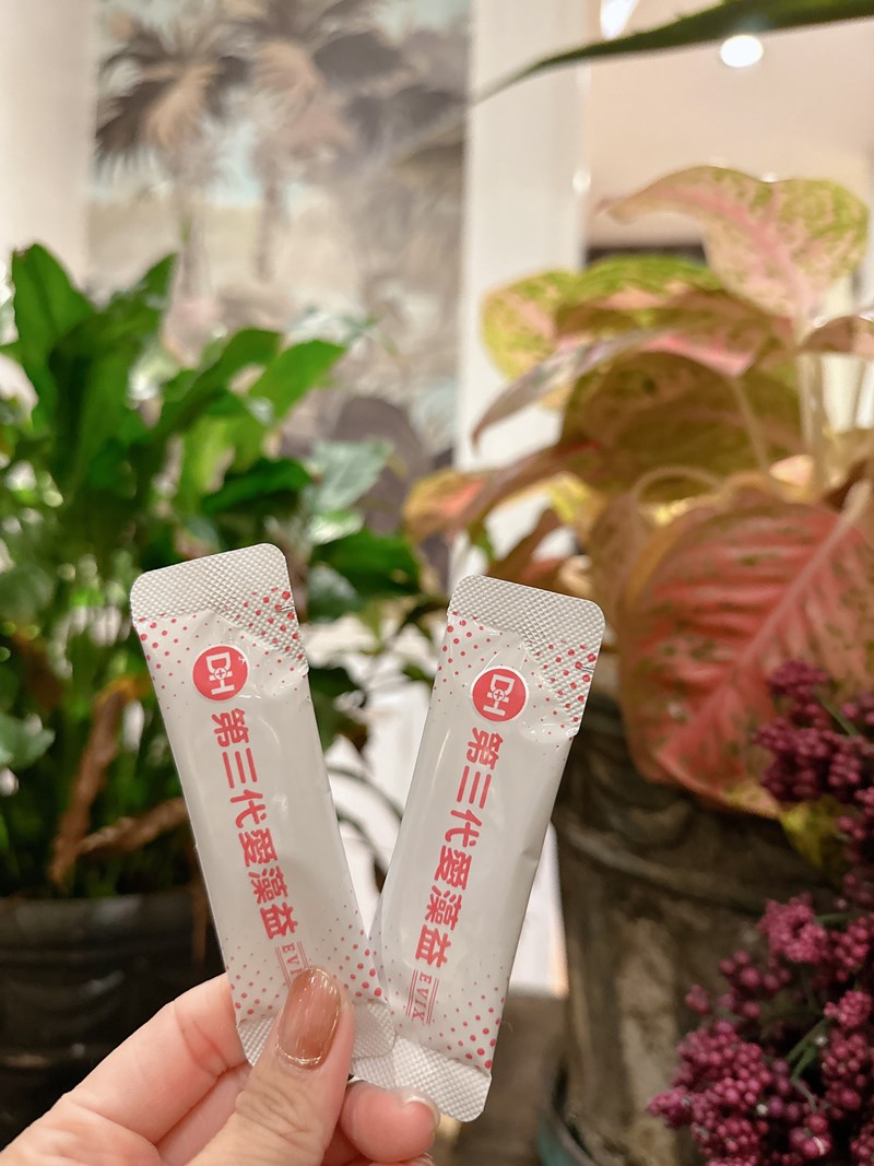 ✨第三代愛藻益-三重防護✨第➊重-築起防護牆-改變細菌叢生態🛡✅五項專利八株益生菌✅五項專利益生質第➋重-增強體力🌞✅陽光維生素D3，2包含高單位800IU✅50項專利葡聚多醣體✅抗氧化-維生素C第❸重-滋補強身💪✅50項專利乳鐵蛋白✅專利初乳蛋白IgG 🥛✅專利燕窩胜肽 ⭐高單位800IU維生素D3 +C+益生菌配方，全家人健康維持的後盾，兒童吃也好安心❤️