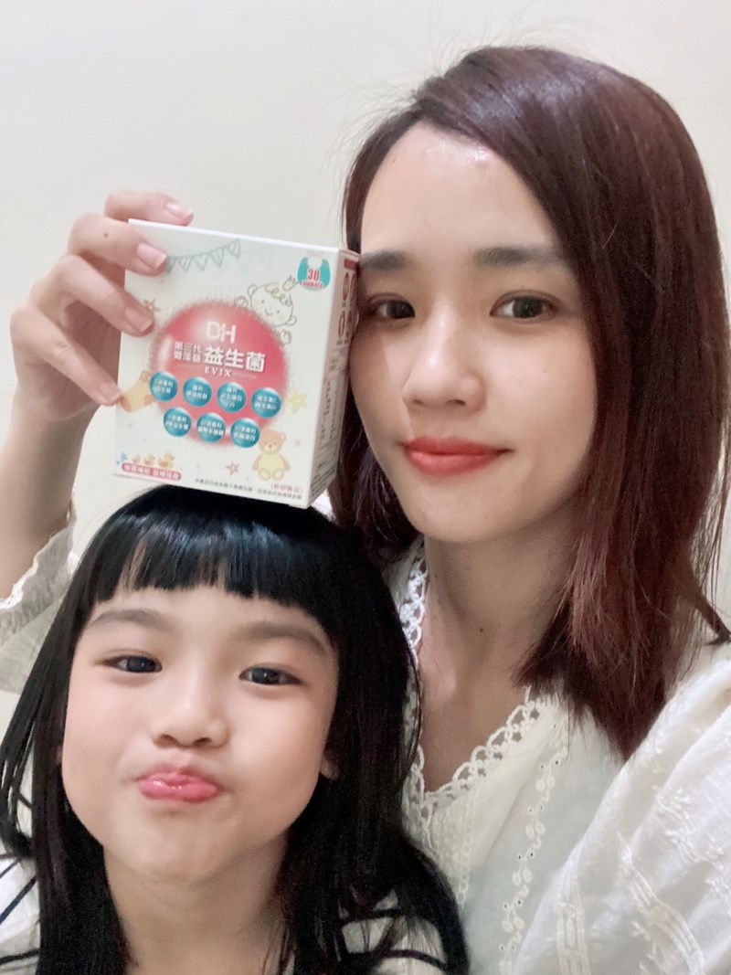 ✨第三代愛藻益-三重防護✨第➊重-築起防護牆-改變細菌叢生態🛡✅五項專利八株益生菌✅五項專利益生質第➋重-增強體力🌞✅陽光維生素D3，2包含高單位800IU✅50項專利葡聚多醣體✅抗氧化-維生素C第❸重-滋補強身💪✅50項專利乳鐵蛋白✅專利初乳蛋白IgG 🥛✅專利燕窩胜肽 ⭐高單位800IU維生素D3 +C+益生菌配方，全家人健康維持的後盾，兒童吃也好安心❤️