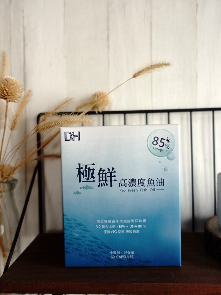 ✨極鮮高濃度魚油-來自挪威的頂級新鮮魚油🐟✨✅提供人體黃金比例 → EPA:DHA = 3:2,SGS檢驗 Omega-3 含量高達94%,業界最低氧化指標✅天然rTG型式,小分子好吸收✅榮獲4大永續認證 → 配額管理、不過度捕撈✅鋁片密封、獨立包裝,維持魚油新鮮度