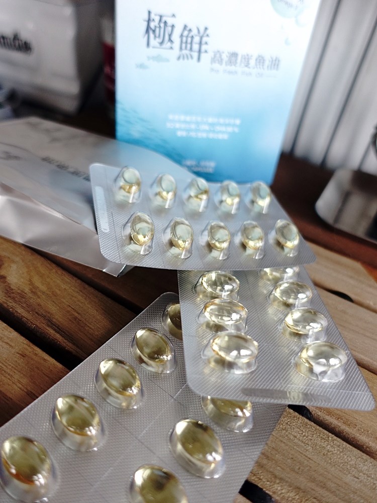 ✨極鮮高濃度魚油-來自挪威的頂級新鮮魚油🐟✨✅提供人體黃金比例 → EPA:DHA = 3:2,SGS檢驗 Omega-3 含量高達94%,業界最低氧化指標✅天然rTG型式,小分子好吸收✅榮獲4大永續認證 → 配額管理、不過度捕撈✅鋁片密封、獨立包裝,維持魚油新鮮度