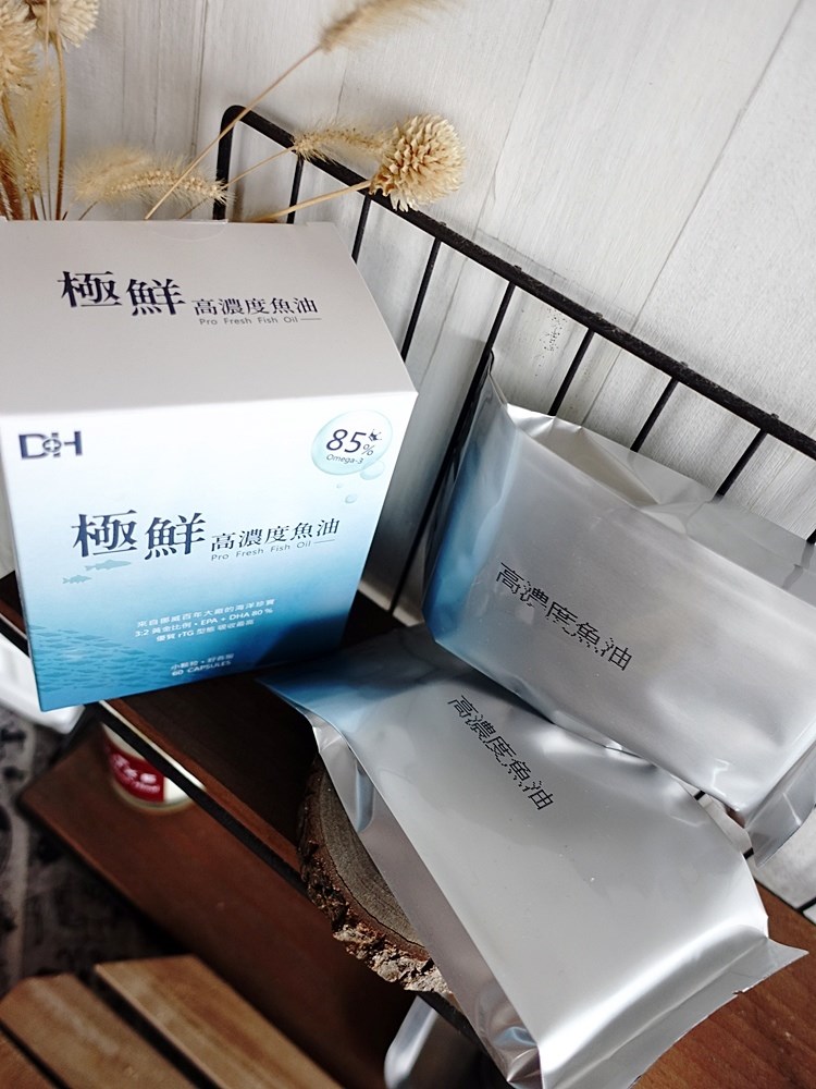 ✨極鮮高濃度魚油-來自挪威的頂級新鮮魚油🐟✨✅提供人體黃金比例 → EPA:DHA = 3:2,SGS檢驗 Omega-3 含量高達94%,業界最低氧化指標✅天然rTG型式,小分子好吸收✅榮獲4大永續認證 → 配額管理、不過度捕撈✅鋁片密封、獨立包裝,維持魚油新鮮度