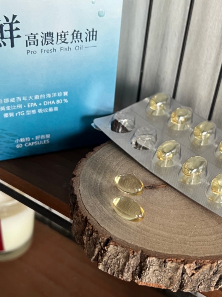 ✨極鮮高濃度魚油-來自挪威的頂級新鮮魚油🐟✨✅提供人體黃金比例 → EPA:DHA = 3:2,SGS檢驗 Omega-3 含量高達94%,業界最低氧化指標✅天然rTG型式,小分子好吸收✅榮獲4大永續認證 → 配額管理、不過度捕撈✅鋁片密封、獨立包裝,維持魚油新鮮度