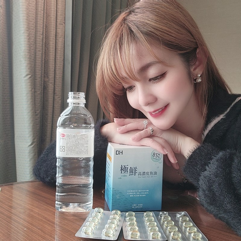 ✨極鮮高濃度魚油-來自挪威的頂級新鮮魚油🐟✨✅提供人體黃金比例 → EPA：DHA = 3：2，SGS檢驗 Omega-3 含量高達94%，業界最低氧化指標✅天然rTG型式，小分子好吸收✅榮獲4大永續認證 → 配額管理、不過度捕撈✅鋁片密封、獨立包裝，維持魚油新鮮度