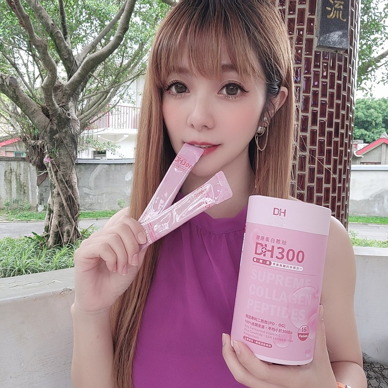 ✨DH300膠原蛋白胜肽-韓國獨家專利二胜肽✨100%魚類來源🐟膠原蛋白胜肽，PO˙OG含量高達50%❗️❗️✅透明公開膠原蛋白分子量300Da🤩✅日本Oricera®玄米神經醯胺，10%高濃度，每包12mg足量添加✅膠原合成關鍵▶️93%高濃度天然維生素C，告別化學合成，100%天然非基改✅穀胱甘肽益生菌-透亮光采，兼具抗氧化作用✅山竹果抽取物淡淡檸檬清新風味，告別膠原蛋白動物腥味！無香料、無色素，每包只有15.4卡，輕卡無負擔！青春美麗多感合一，綻放你的女神光～♥