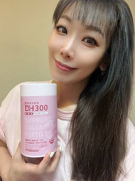 ✨DH300膠原蛋白胜肽-韓國獨家專利二胜肽✨100%魚類來源🐟膠原蛋白胜肽，PO˙OG含量高達50%❗️❗️✅透明公開膠原蛋白分子量300Da🤩✅日本Oricera®玄米神經醯胺，10%高濃度，每包12mg足量添加✅膠原合成關鍵▶️93%高濃度天然維生素C，告別化學合成，100%天然非基改✅穀胱甘肽益生菌-透亮光采，兼具抗氧化作用✅山竹果抽取物淡淡檸檬清新風味，告別膠原蛋白動物腥味！無香料、無色素，每包只有15.4卡，輕卡無負擔！青春美麗多感合一，綻放你的女神光～♥